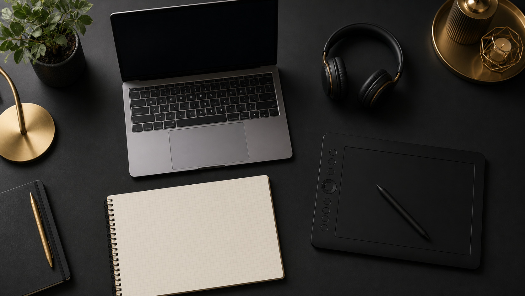 オンラインでデザインを学ぶ机まわりのイメージ(ノートPC・ペンタブ・スケッチブック)